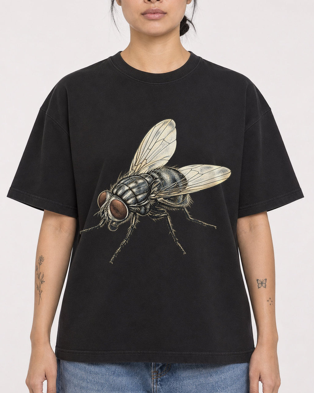 Mockup Boxy Heavyweight Tee Black female close-up 12
