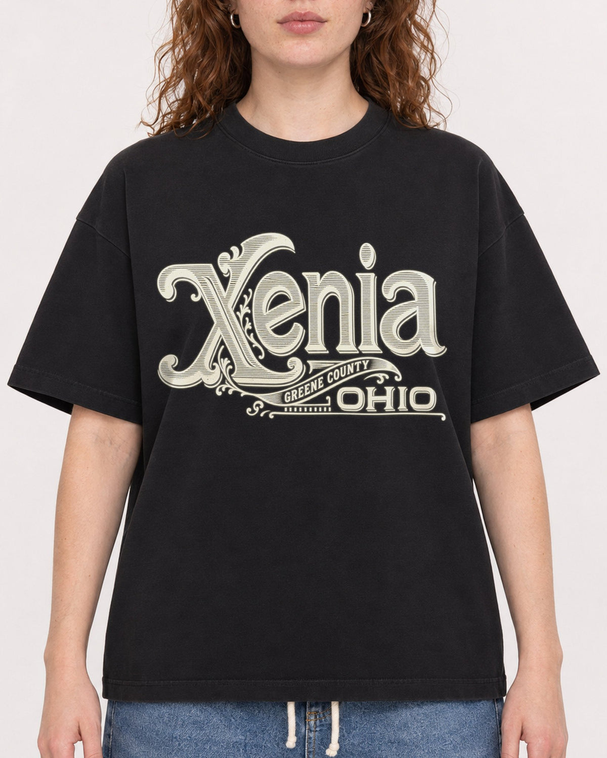 Mockup Boxy Heavyweight Tee Black female close-up 09