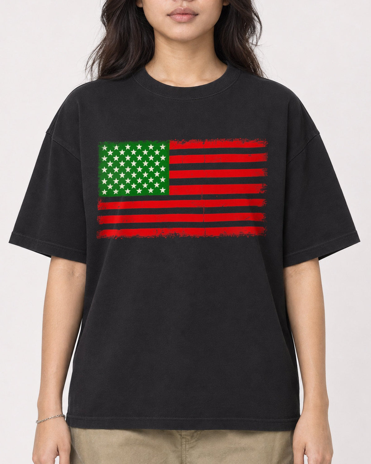 Mockup Boxy Heavyweight Tee Black female close-up 02