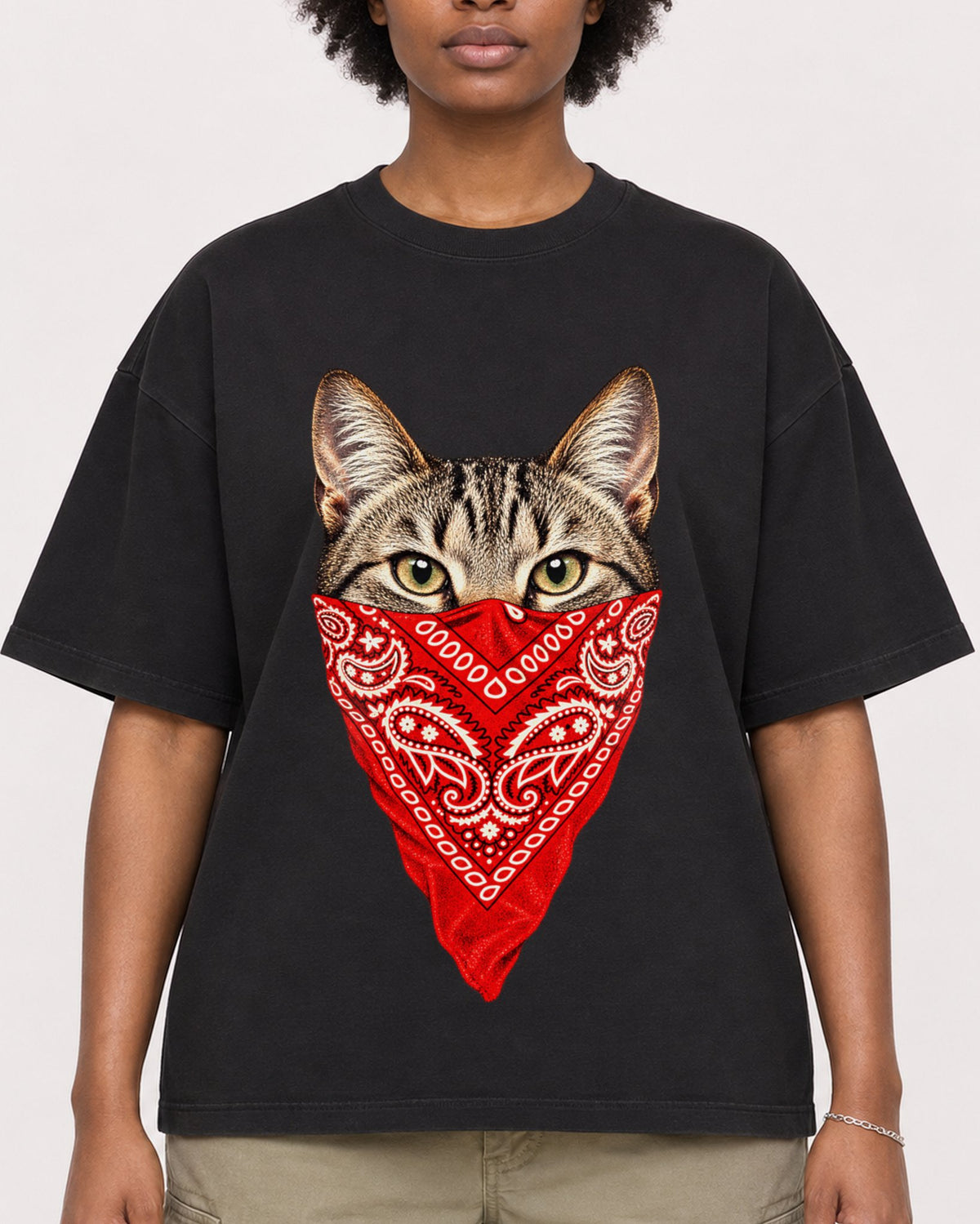Mockup Boxy Heavyweight Tee Black female close-up 14