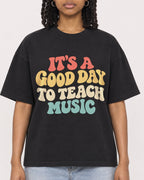 Mockup Boxy Heavyweight Tee Black female close-up 15