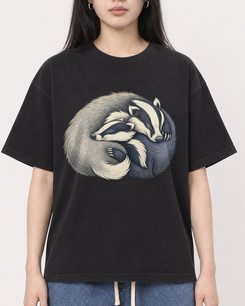 Mockup Boxy Heavyweight Tee Black female close-up 01