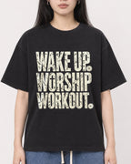 Mockup Boxy Heavyweight Tee Black female close-up 01