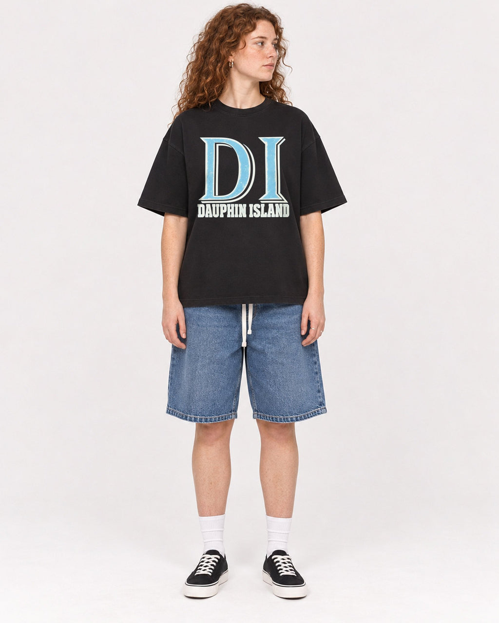 Mockup Boxy Heavyweight Tee Black female full-body 09