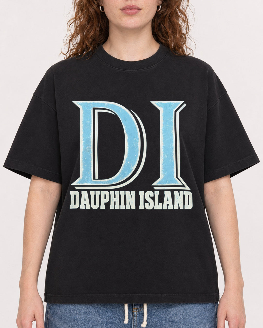 Mockup Boxy Heavyweight Tee Black female close-up 09