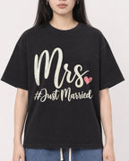 Mockup Boxy Heavyweight Tee Black female close-up 01