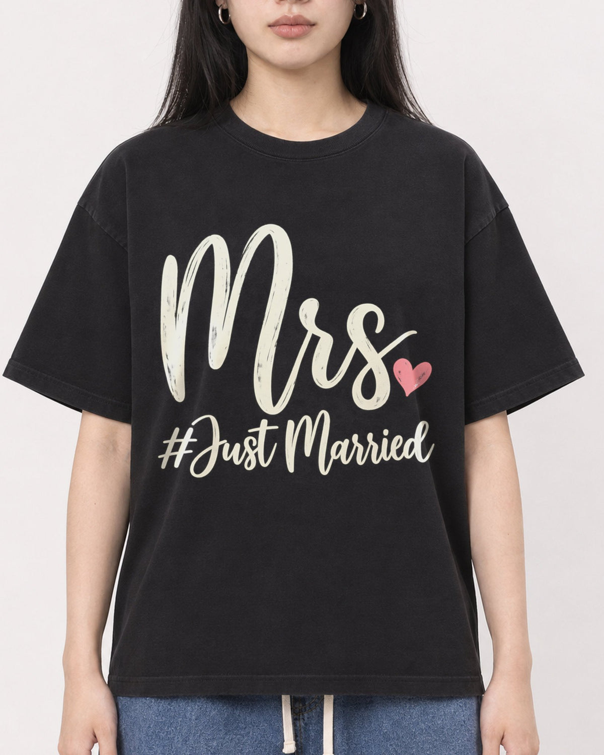 Mockup Boxy Heavyweight Tee Black female close-up 01