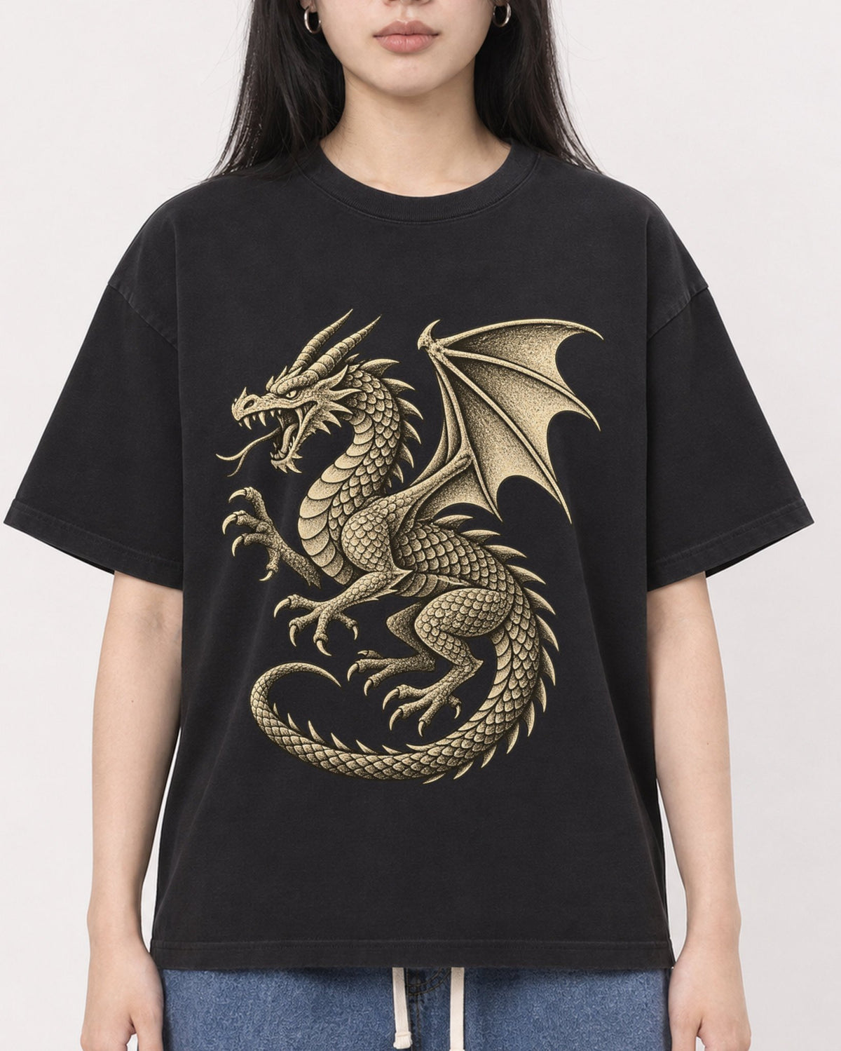 Mockup Boxy Heavyweight Tee Black female close-up 01