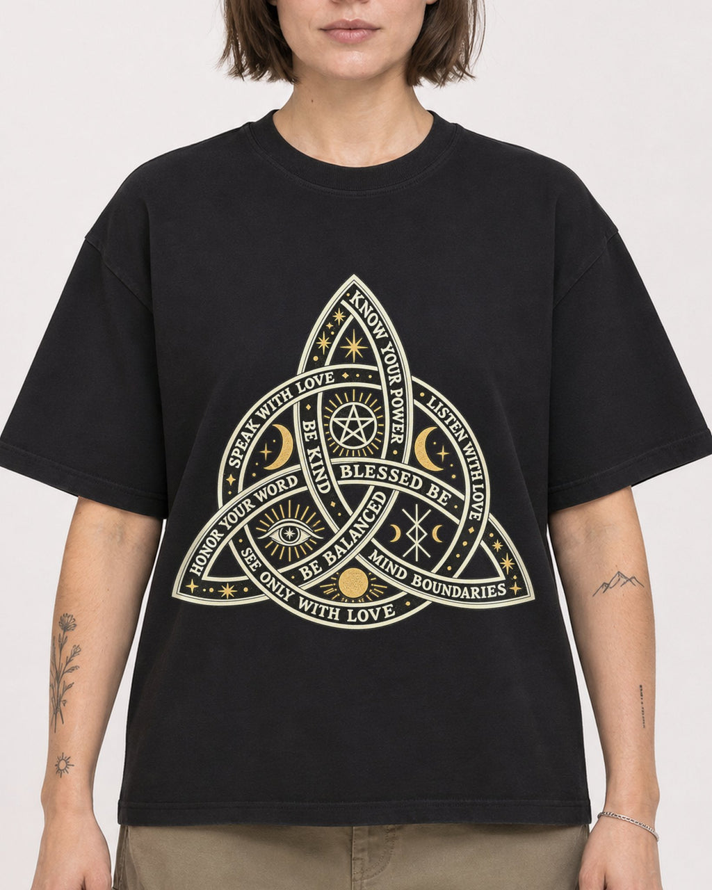Mockup Boxy Heavyweight Tee Black female close-up 18