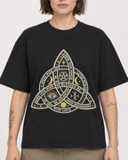 Mockup Boxy Heavyweight Tee Black female close-up 18
