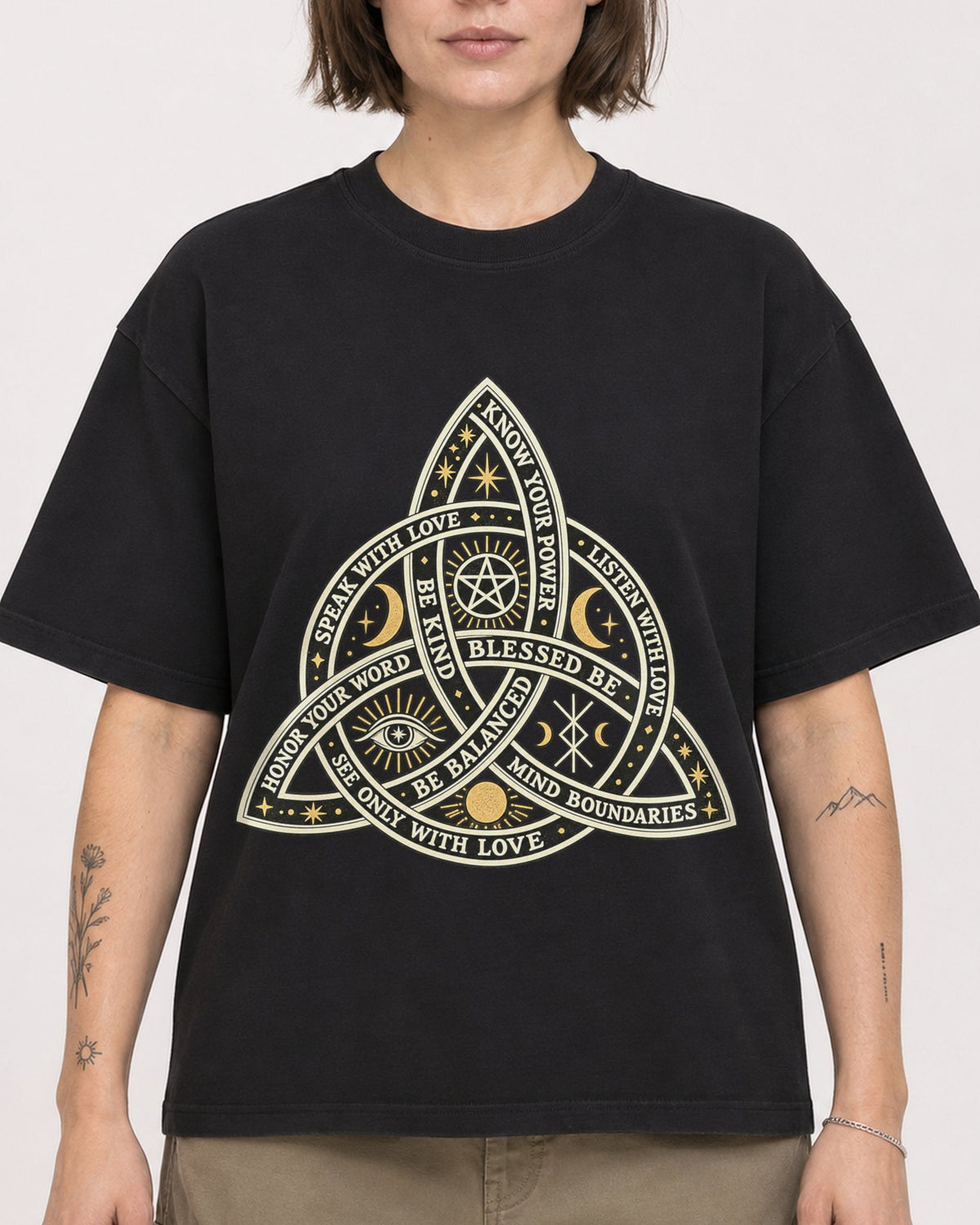 Mockup Boxy Heavyweight Tee Black female close-up 18