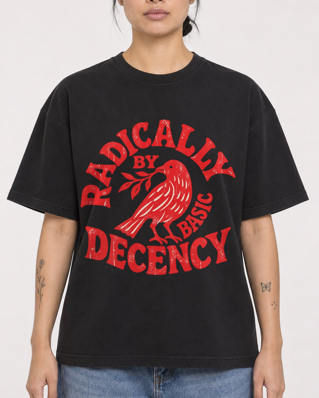 Mockup Boxy Heavyweight Tee Black female close-up 12