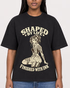 Mockup Boxy Heavyweight Tee Black female close-up 04