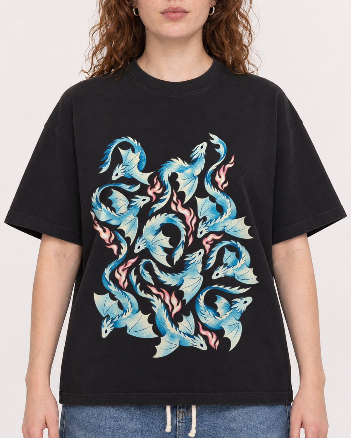 Mockup Boxy Heavyweight Tee Black female close-up 09
