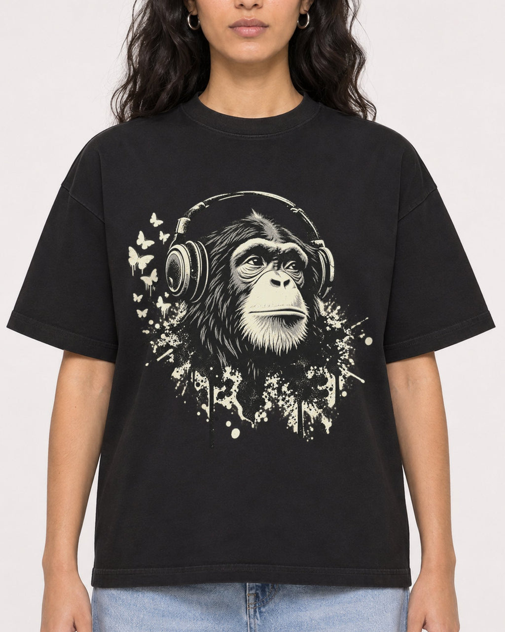 Mockup Boxy Heavyweight Tee Black female close-up 07