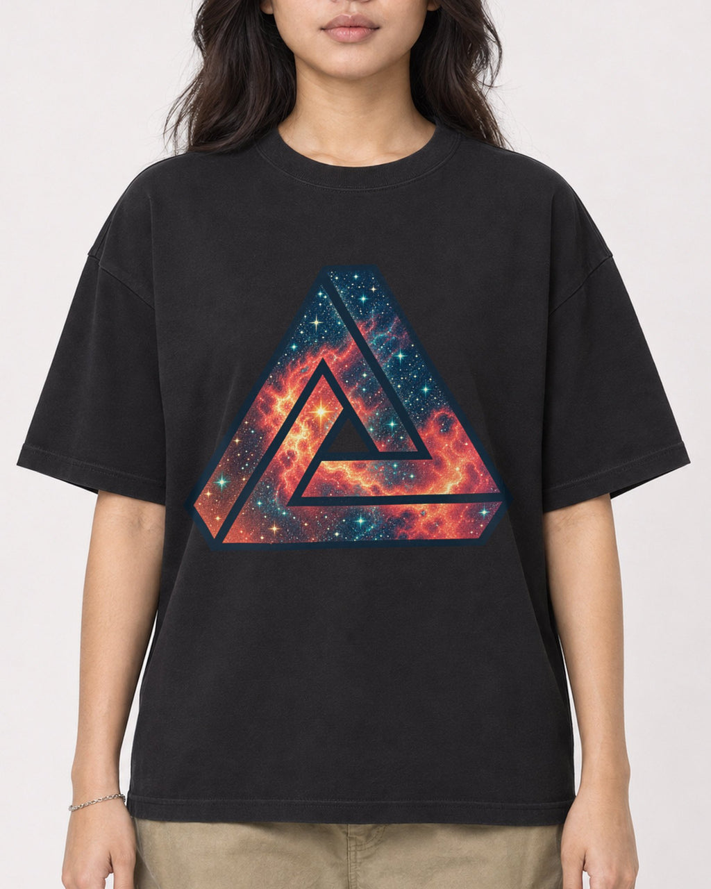 Mockup Boxy Heavyweight Tee Black female close-up 02