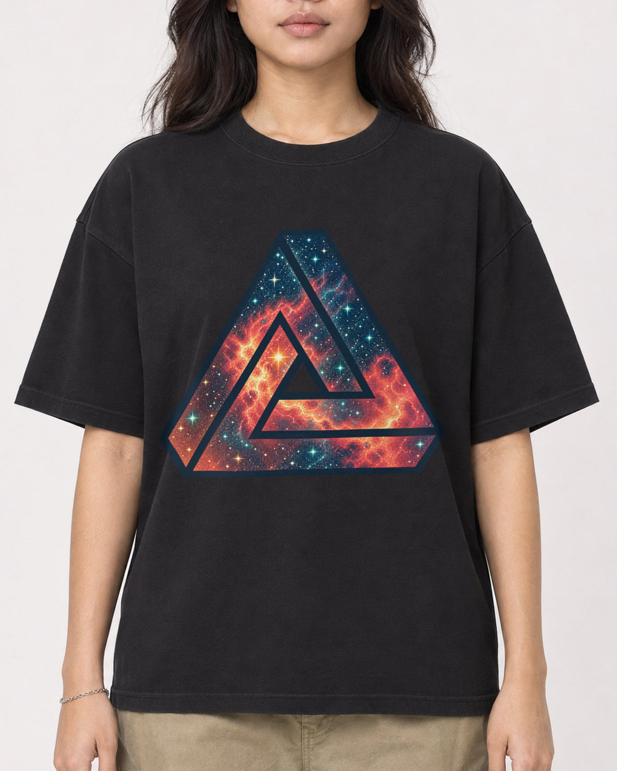 Mockup Boxy Heavyweight Tee Black female close-up 02