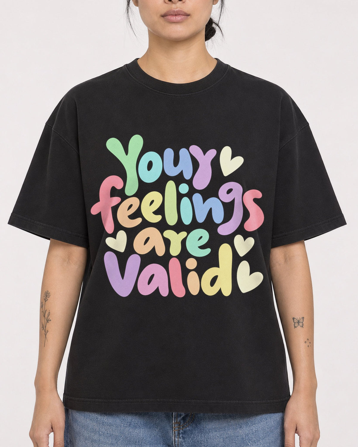 Mockup Boxy Heavyweight Tee Black female close-up 12