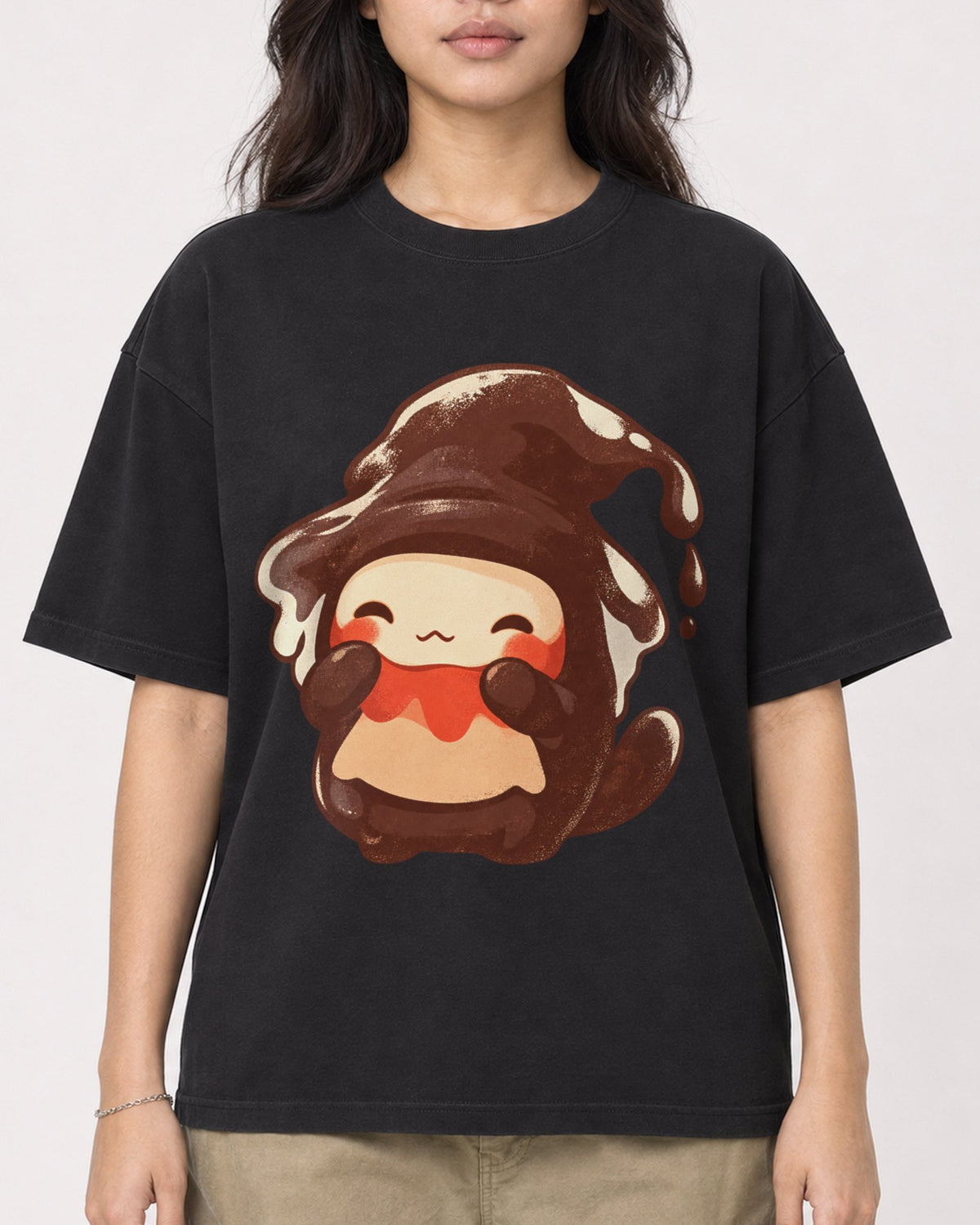 Mockup Boxy Heavyweight Tee Black female close-up 02
