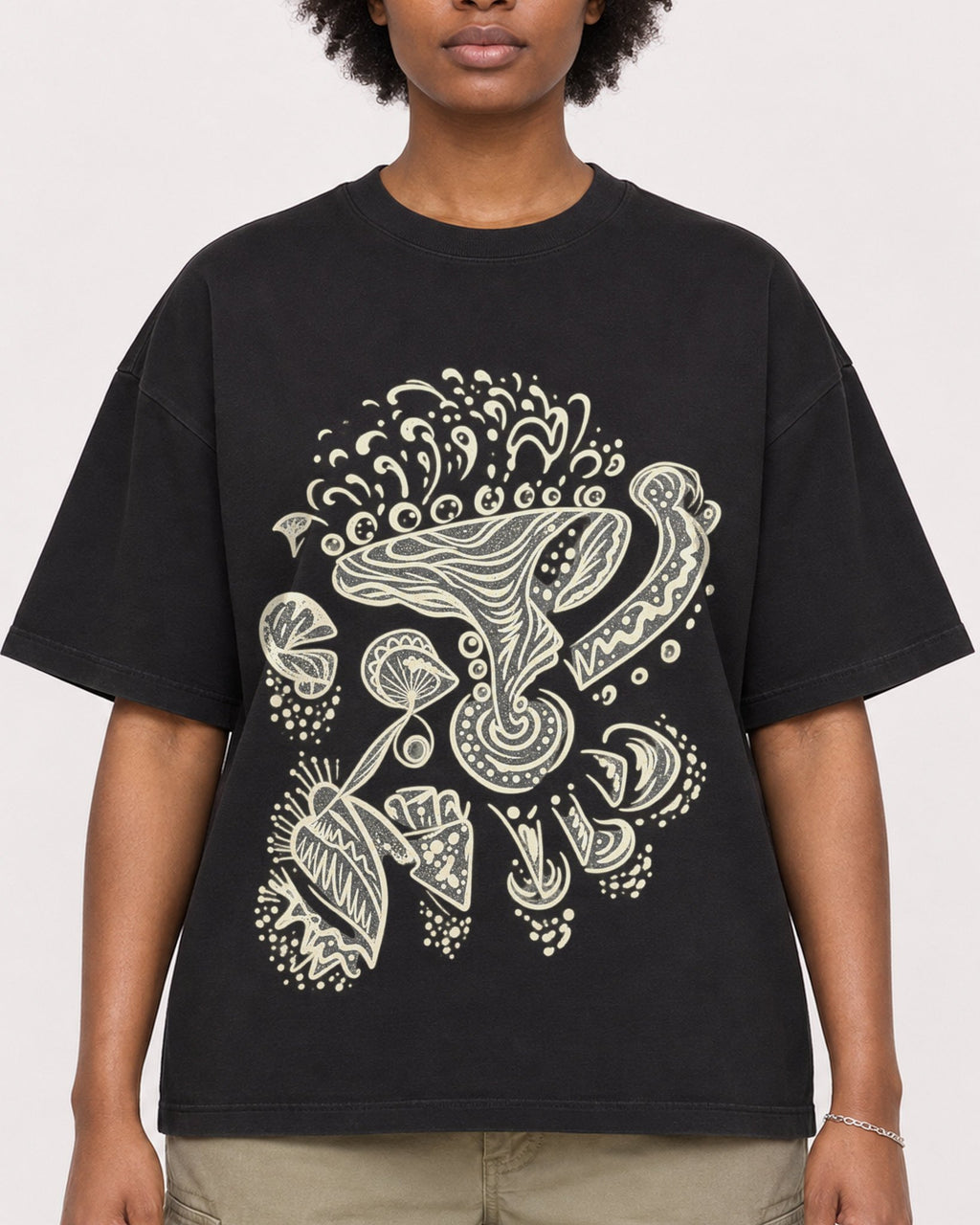 Mockup Boxy Heavyweight Tee Black female close-up 14