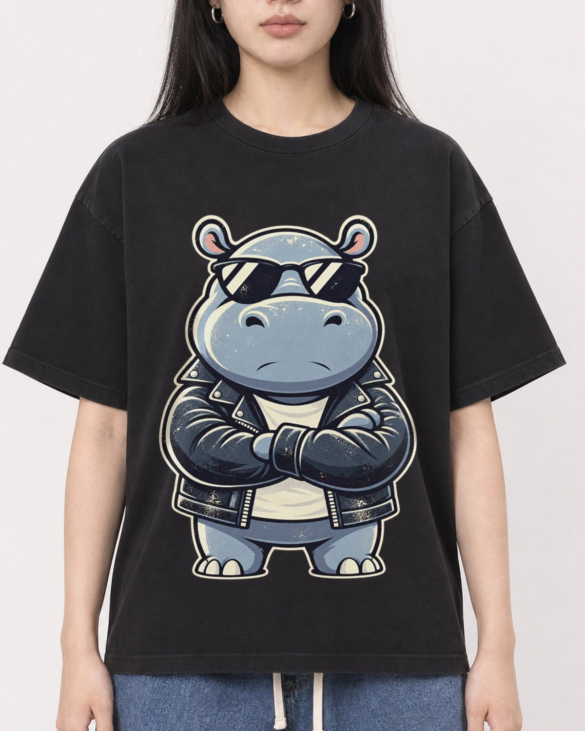 Mockup Boxy Heavyweight Tee Black female close-up 01