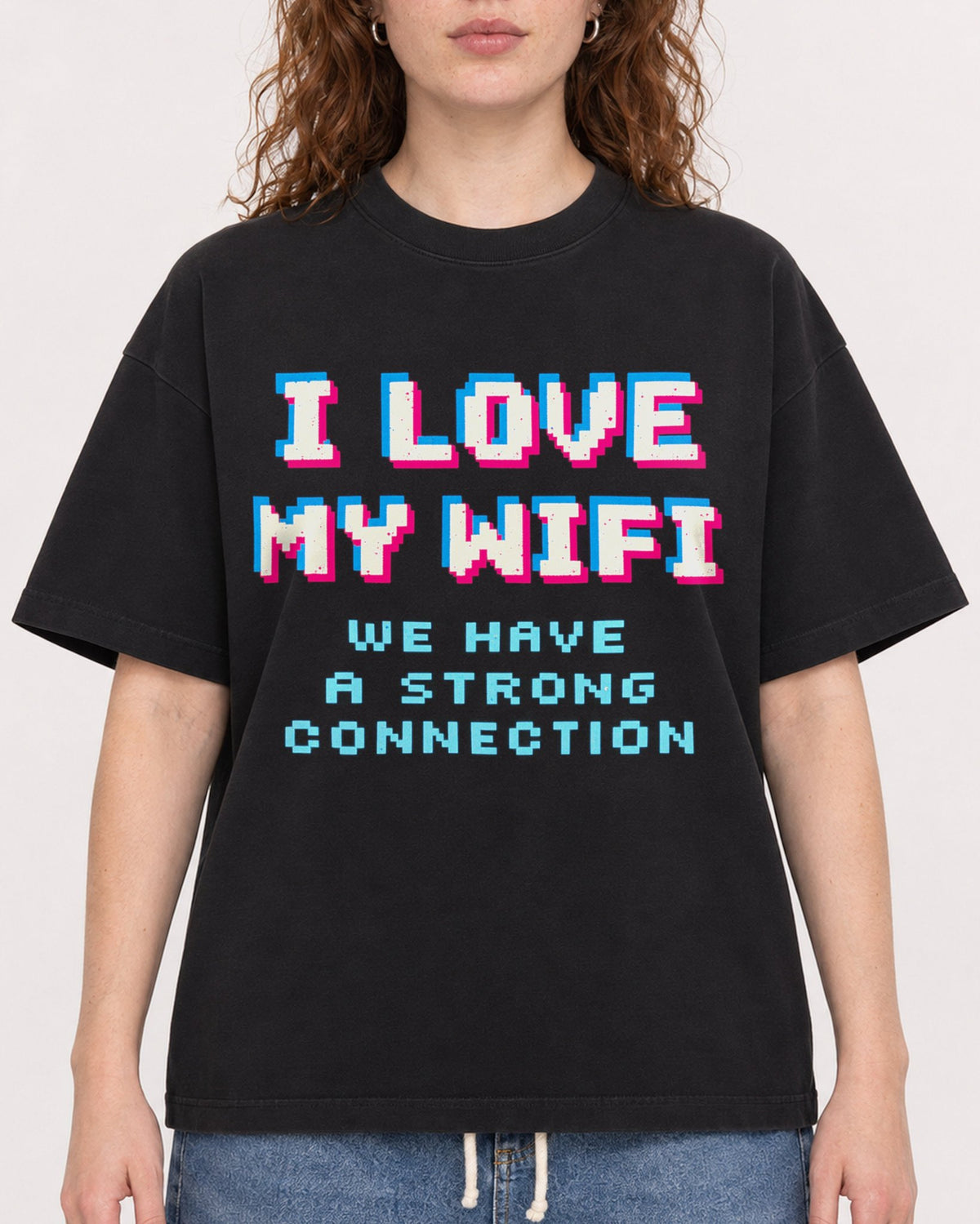Mockup Boxy Heavyweight Tee Black female close-up 09