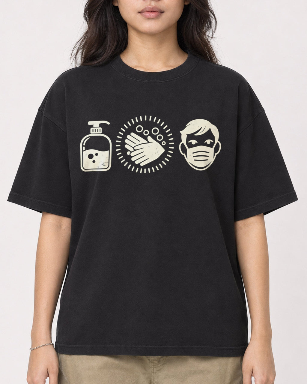 Mockup Boxy Heavyweight Tee Black female close-up 02