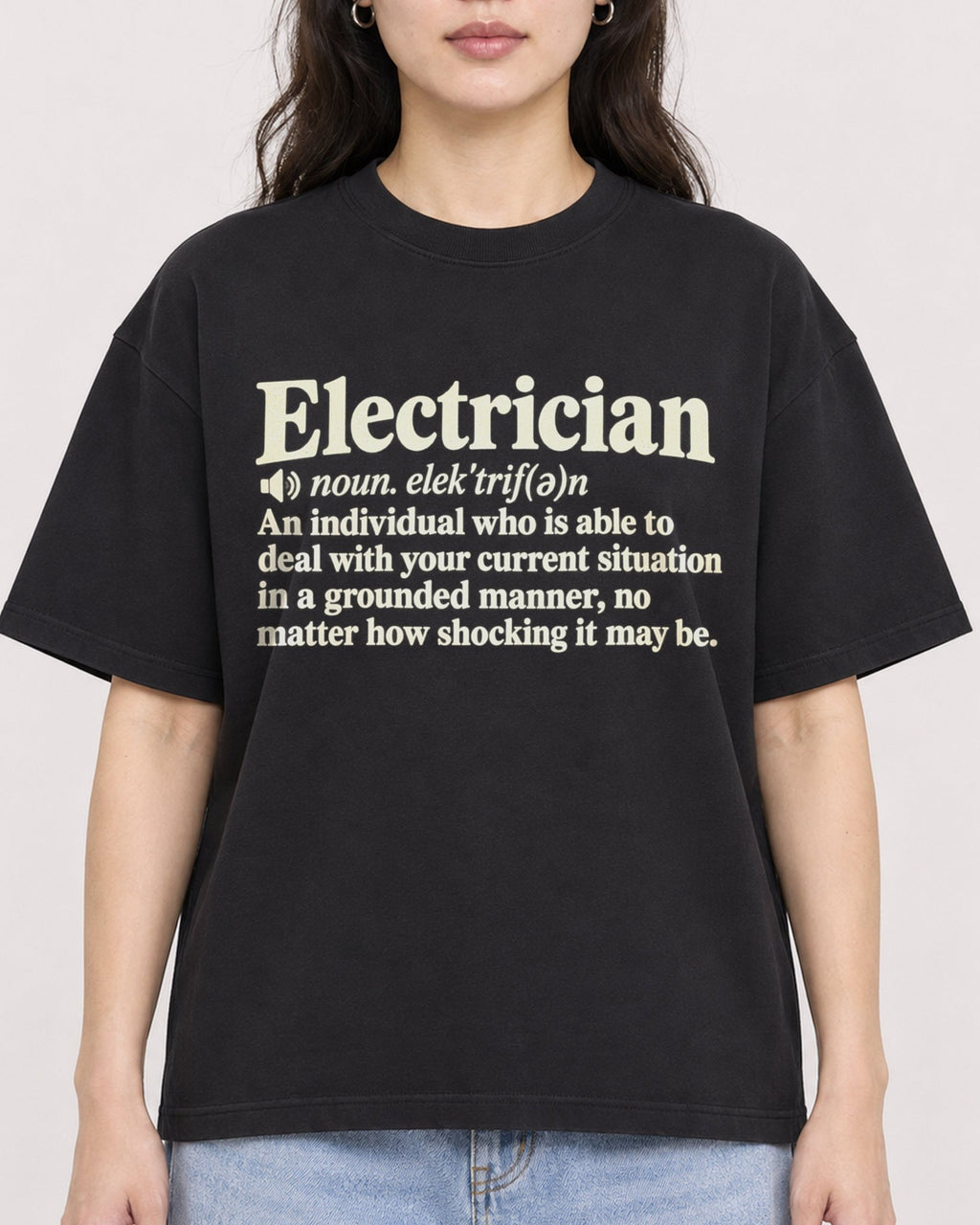 Mockup Boxy Heavyweight Tee Black female close-up 03