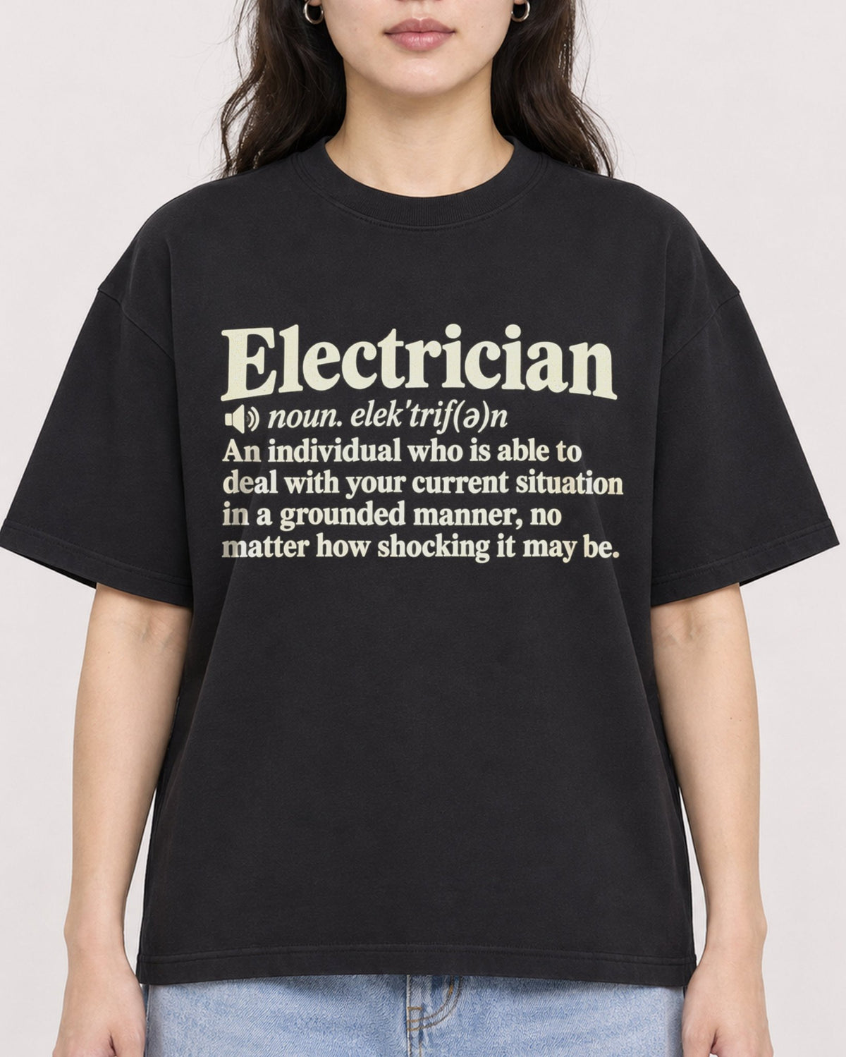 Mockup Boxy Heavyweight Tee Black female close-up 03