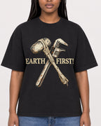 Mockup Boxy Heavyweight Tee Black female close-up 04