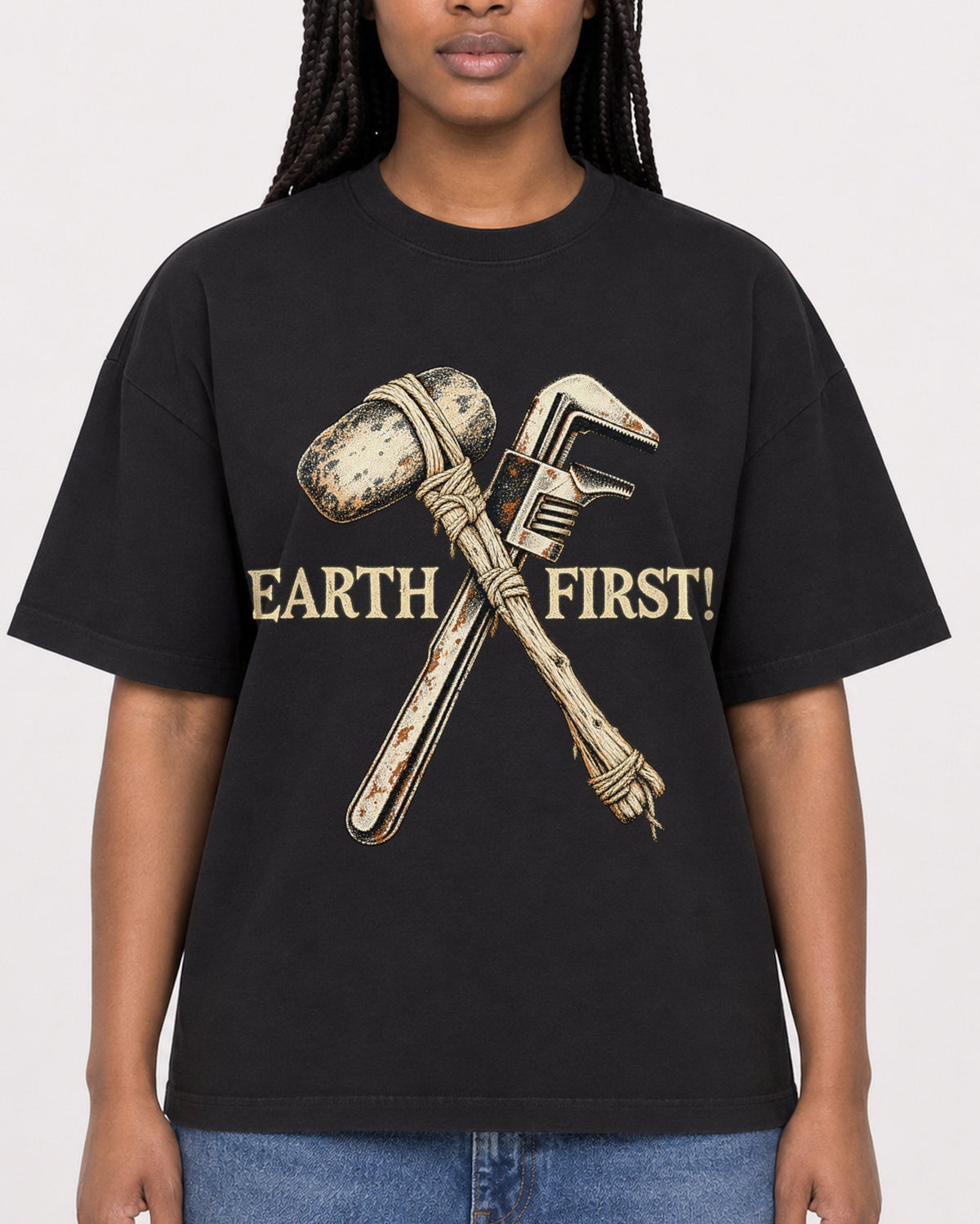 Mockup Boxy Heavyweight Tee Black female close-up 04