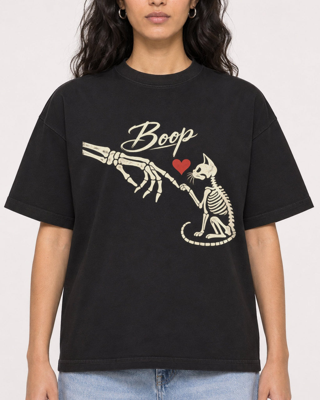 Mockup Boxy Heavyweight Tee Black female close-up 07