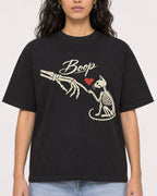 Mockup Boxy Heavyweight Tee Black female close-up 07