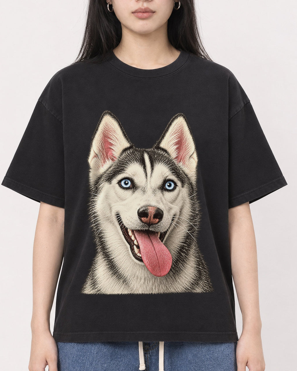 Mockup Boxy Heavyweight Tee Black female close-up 01