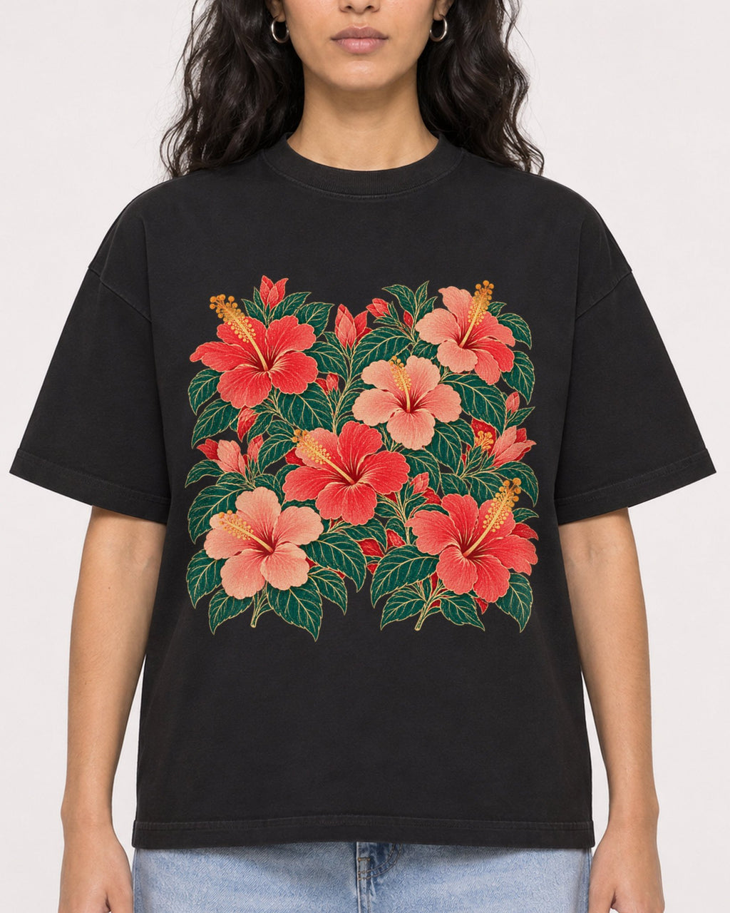 Mockup Boxy Heavyweight Tee Black female close-up 07