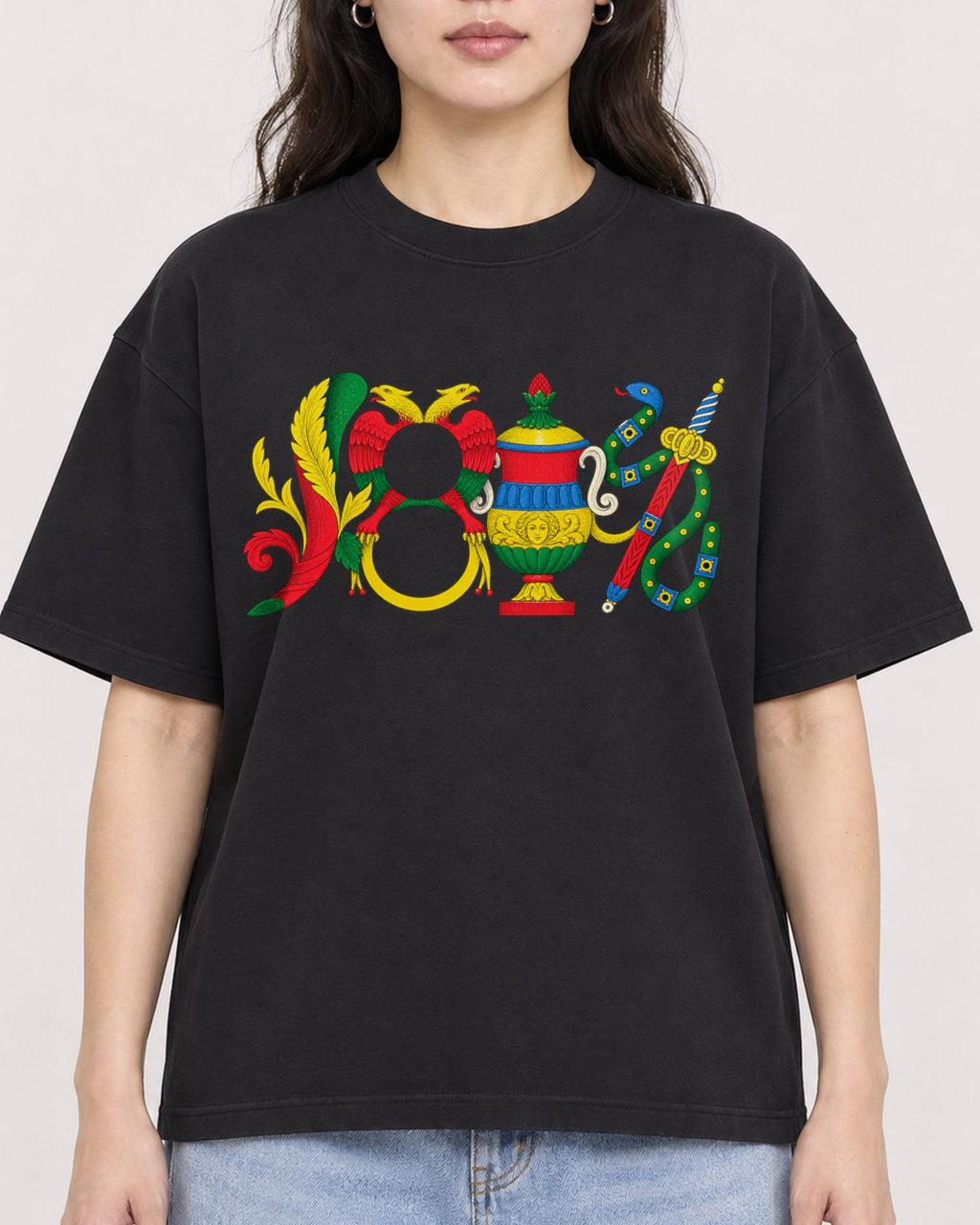 Mockup Boxy Heavyweight Tee Black female close-up 03