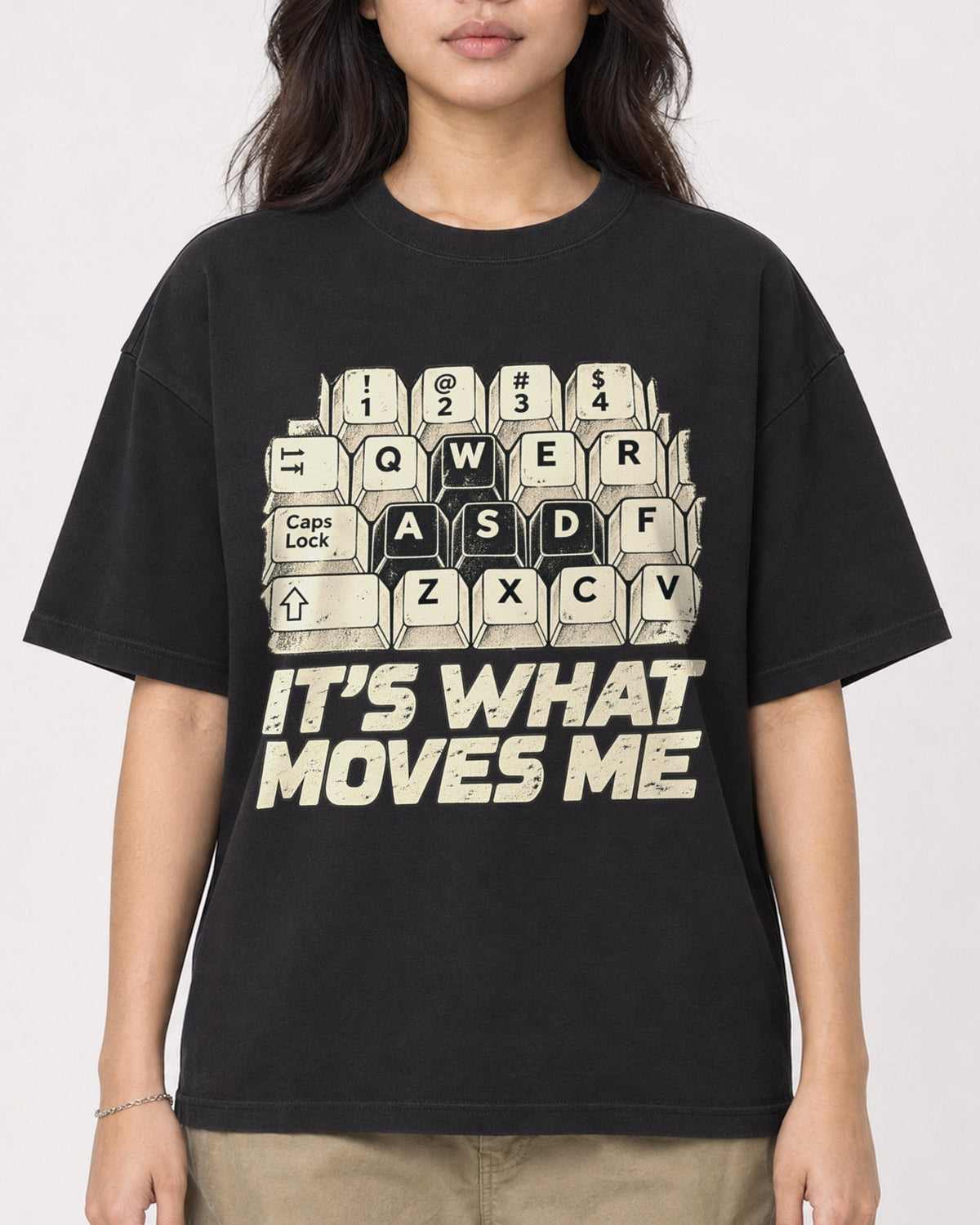 Mockup Boxy Heavyweight Tee Black female close-up 02