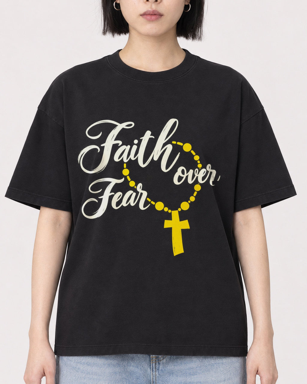 Mockup Boxy Heavyweight Tee Black female close-up 11