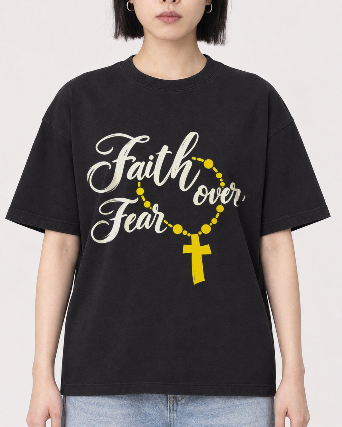 Mockup Boxy Heavyweight Tee Black female close-up 11