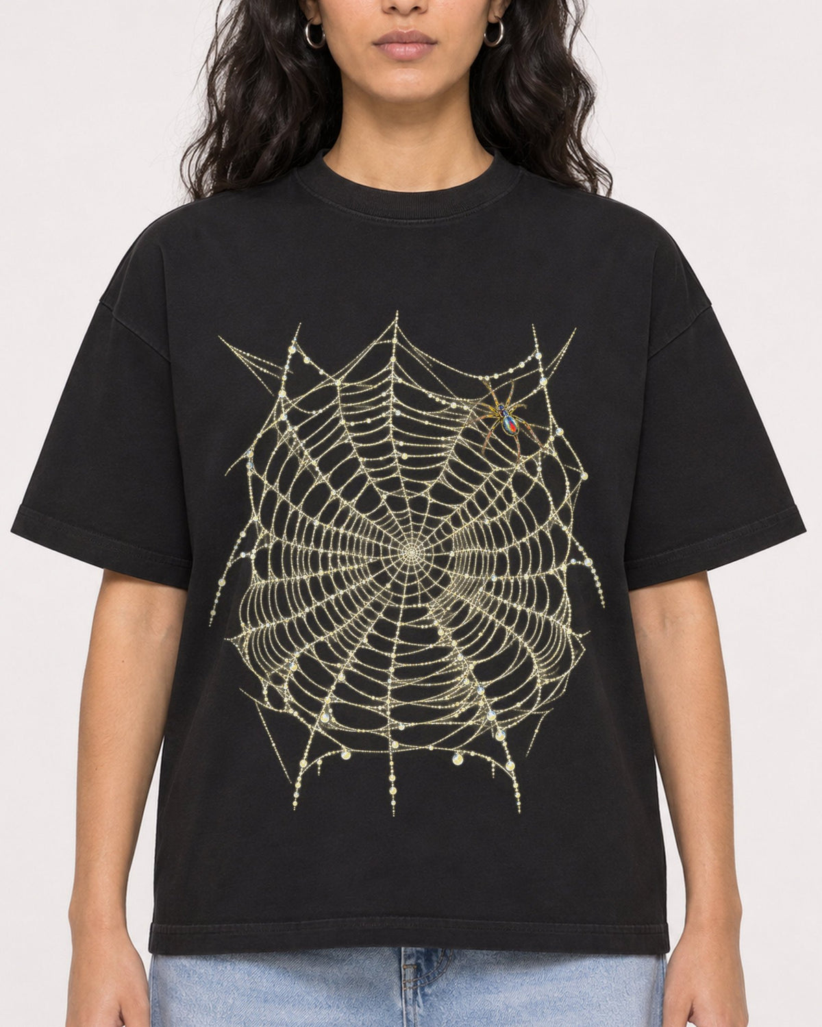 Mockup Boxy Heavyweight Tee Black female close-up 07