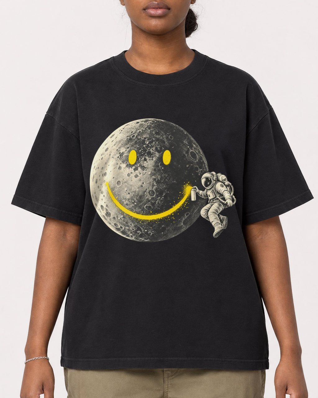Mockup Boxy Heavyweight Tee Black female close-up 34