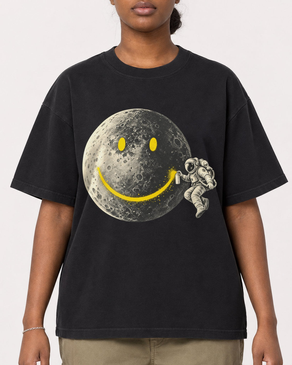 Mockup Boxy Heavyweight Tee Black female close-up 34
