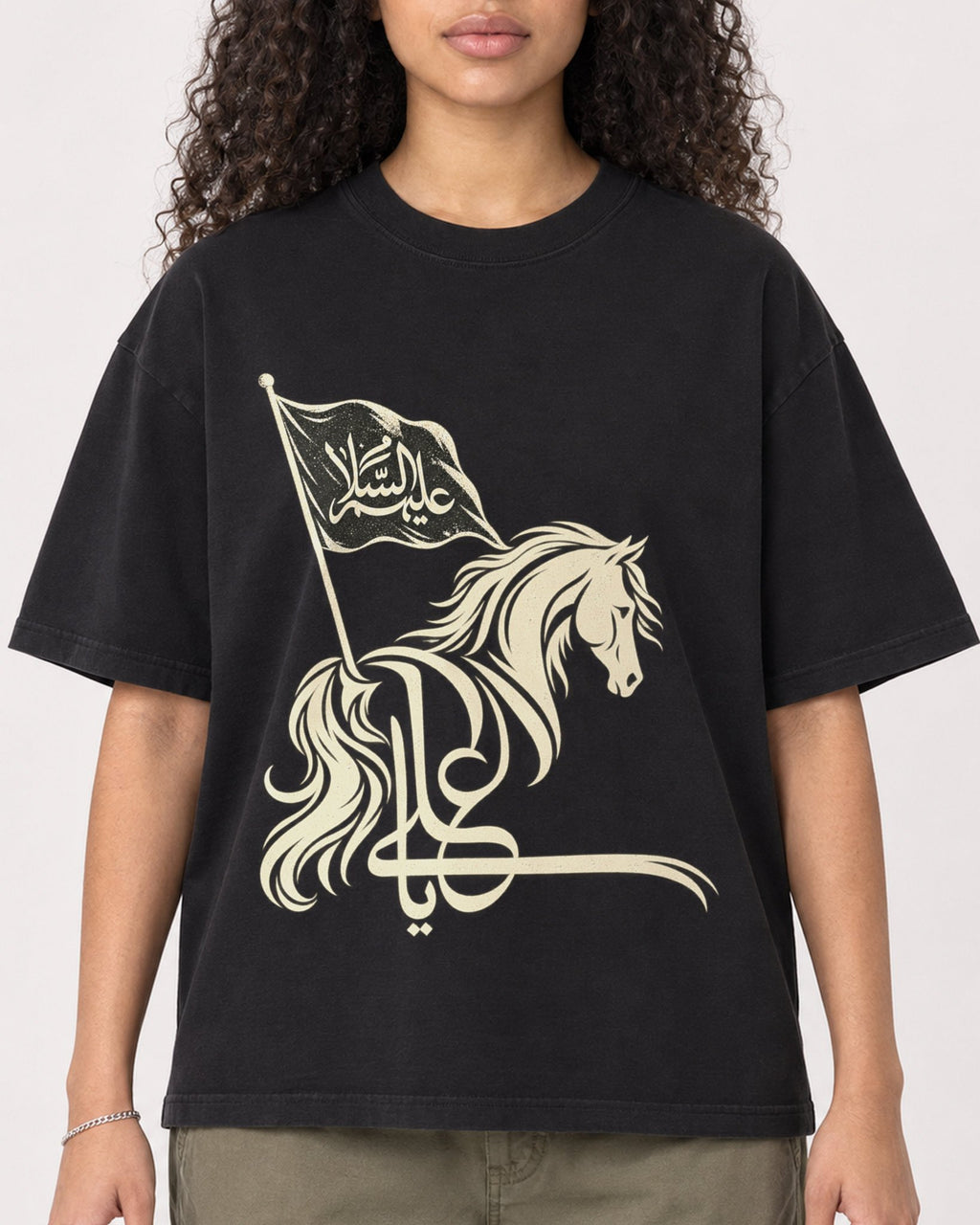 Mockup Boxy Heavyweight Tee Black female close-up 10