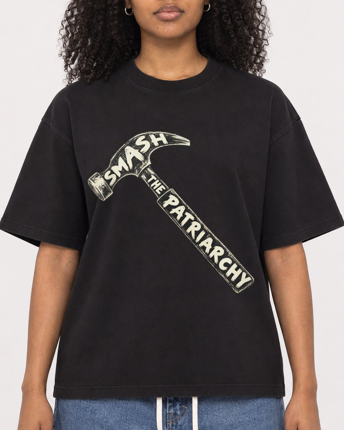 Mockup Boxy Heavyweight Tee Black female close-up 05