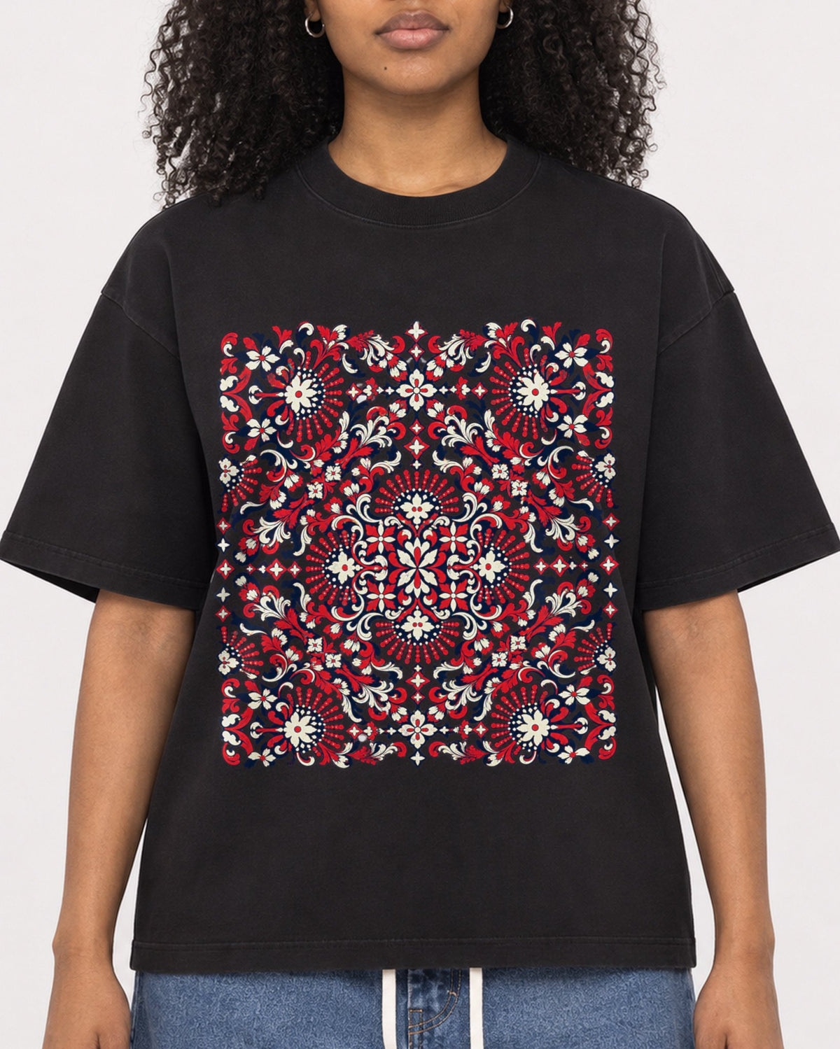 Mockup Boxy Heavyweight Tee Black female close-up 05