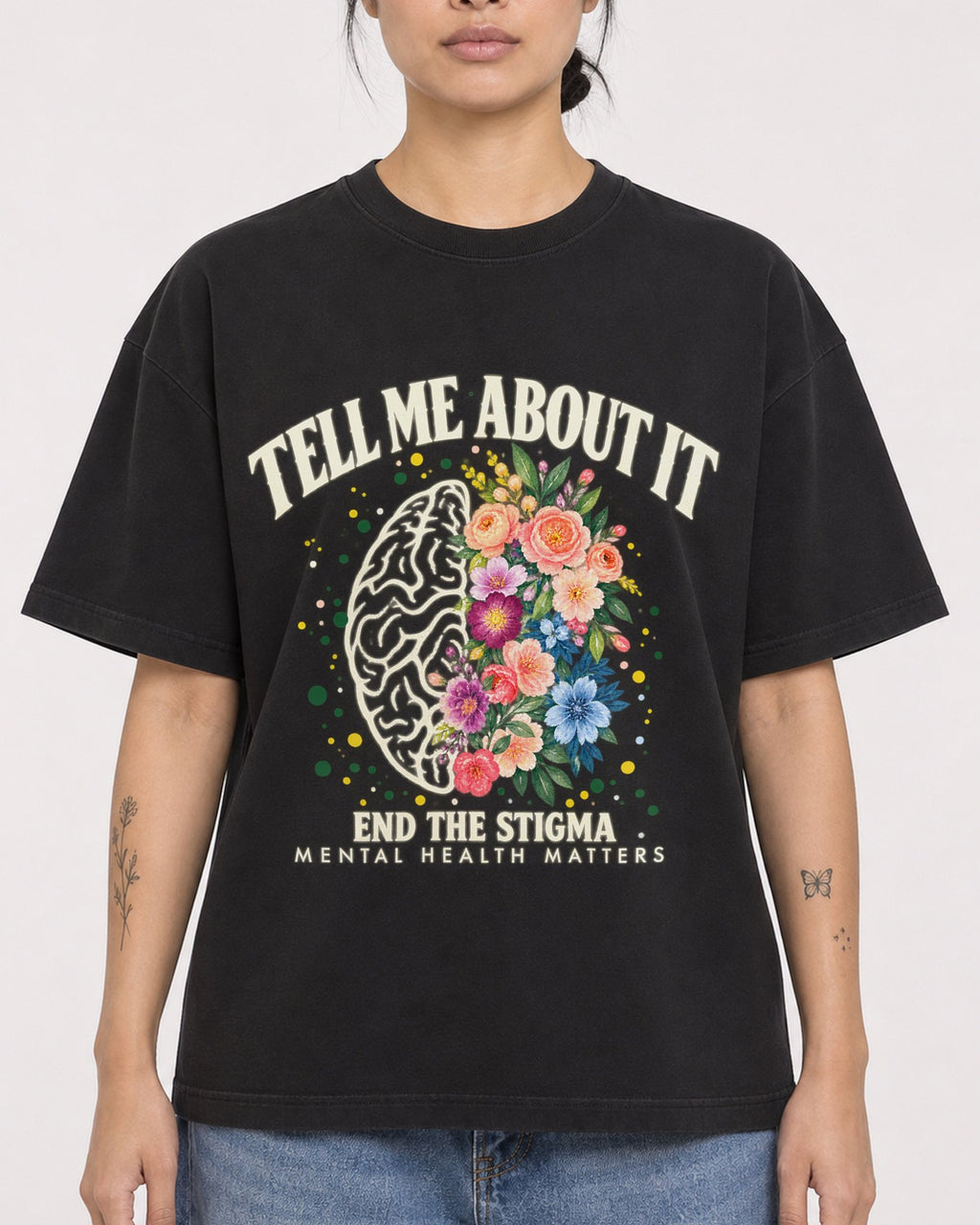 Mockup Boxy Heavyweight Tee Black female close-up 12