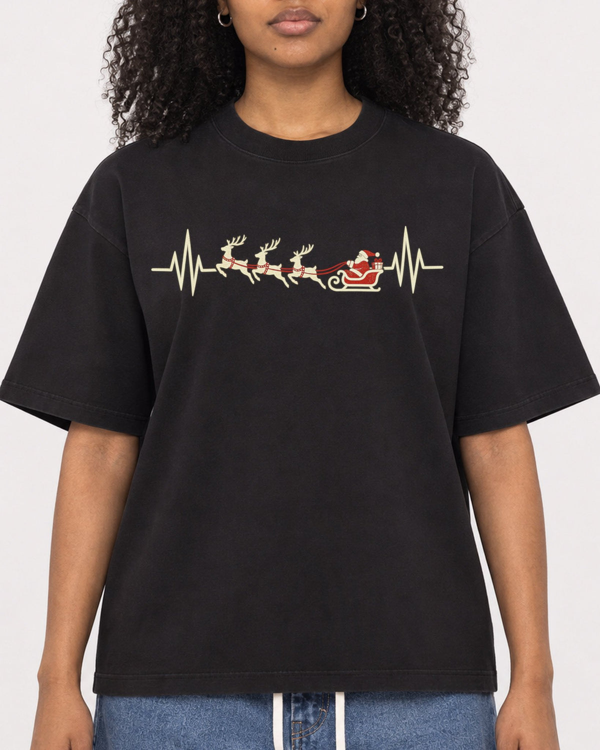 Mockup Boxy Heavyweight Tee Black female close-up 05