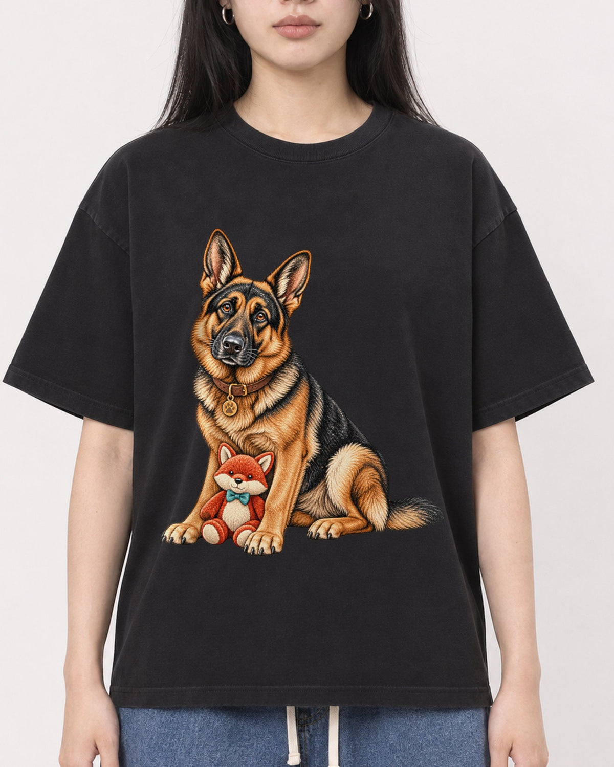 Mockup Boxy Heavyweight Tee Black female close-up 01