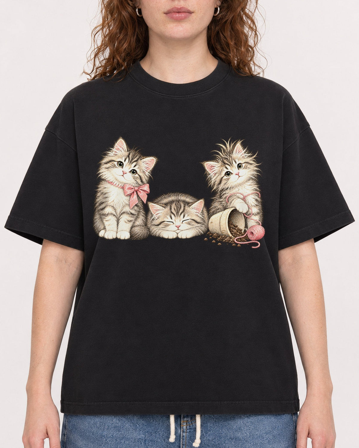 Mockup Boxy Heavyweight Tee Black female close-up 09