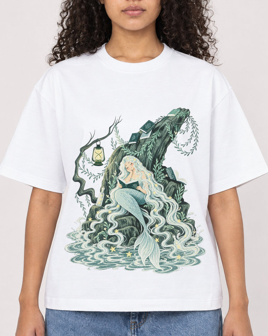 Mockup Boxy Heavyweight Tee White female close-up 10